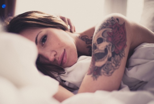 Tatuaże Z Czaszką Kobieca Wersja Mrocznego Tattoo Z Kwiecistymi Wzorami