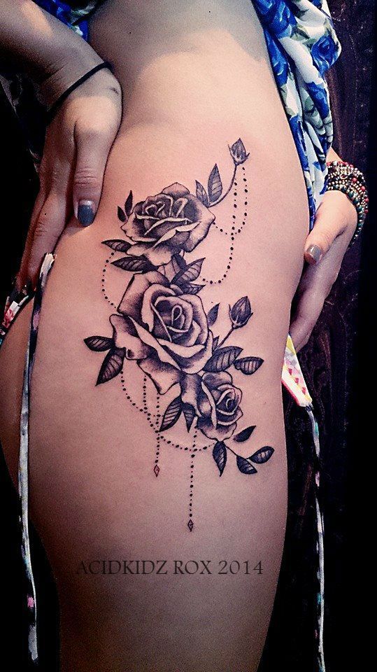 ROSE TATTOO: Motyw róży na biodrach i udach