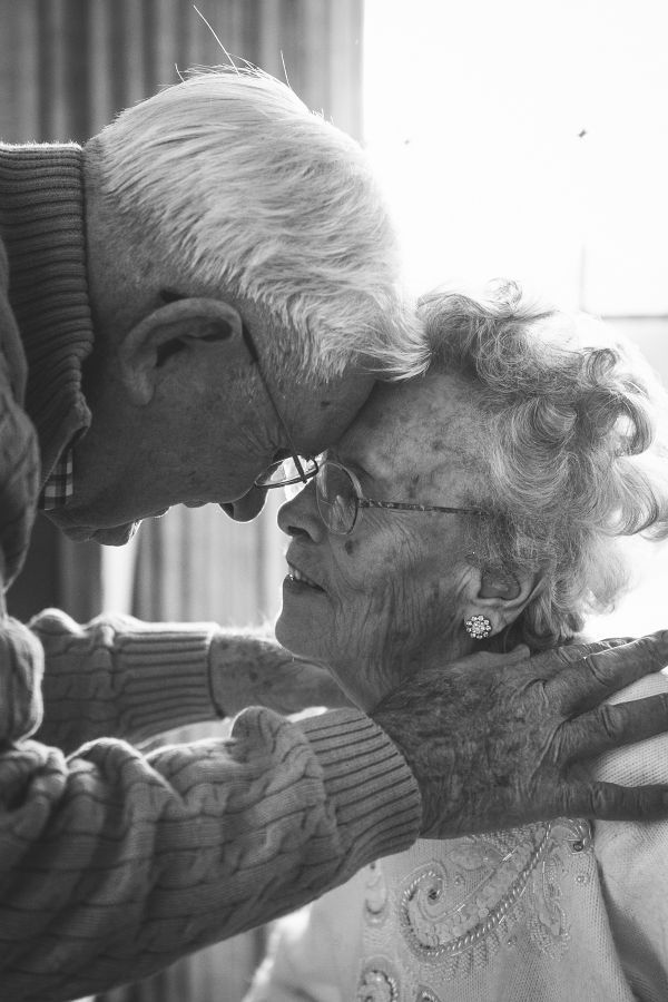 Znalezione obrazy dla zapytania starzy kochający się ludzie