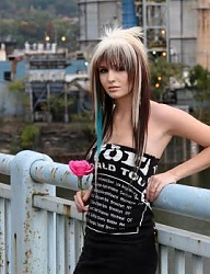 Fryzury Średnie Alternatywne EMO - 222979