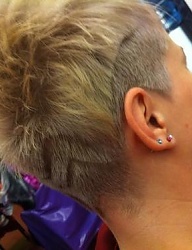 Fryzury Krótkie Alternatywne Tribale - wzory na głowie Blond - 1765691