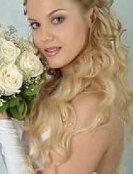 Ślubne upięcie z kręconych blond włosów
