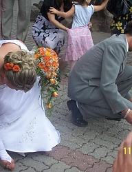 Ślubna fryzura z czerwonymi kwiatkami