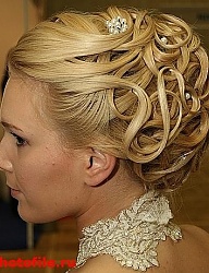 Ślubne upięcie z misternie ułożonych blond włosów