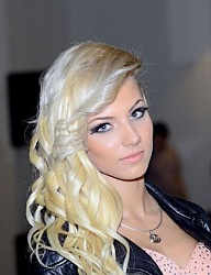 Fryzury Długie Wieczorowe Kręcone Rozpuszczone Blond - 2075326