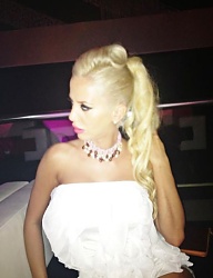 Fryzury Długie Wieczorowe Kręcone Upięcie Blond - 2106838
