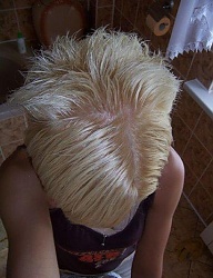Krótka, blond fryzura z przedziałkiem