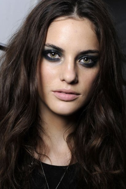 Smoky eyes to ten typ makijażu, który nie przemija na przestrzeni lat. Jest uniwersalny, pasuje każdej kobiecie niezależnie od typu urody, a do tego wygląda bardzo elegancko, klasycznie i nieco drapieżnie. Aby wykonać taki makijaż „ z pazurem” potrzebujemy ciemnych cieni np. w kolorze szarości, grafitu i srebra. Mode jest także dodanie niewielkiej ilości kolory niebieskiego czy granatu, aby wydobyć kolor tęczówki. Usta podkreślamy subtelną szminką w kolorze pudrowym. Makijaż tego typu pojawił się w kolekcji Just Cavalli na wiosnę-lato 2011.