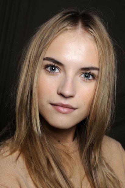 Modelka z pokazu Balmain prezentuje typ makijażu, który świetnie spełni swoją rolę w przypadku kobiet w młodym wieku. Emanująca z niego naturalność sprawia, że twarz wygląda bardzo dziewczęco i świeżo. Aby wykonać taki make up potrzebujemy jedynie rozświetlającego podkładu, tuszu do rzęs i transparentnej pomadki ochronnej, by nadać ustom lekki połysk. 