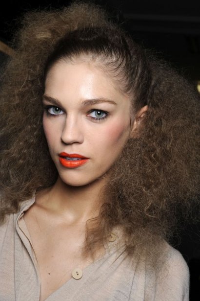 Na pokazie Marc by Marc Jacobs można było zobaczyć stylizację inspirowaną odrobinę fryzurą afro. Włosy pokręcone w małe loczki zostały rozczesane, aby stały się bardzo puszyste. Oryginalnego akcentu dodaje uczesaniu wygładzony bok, który  sprawia, że całość wygląda bardziej elegancko.