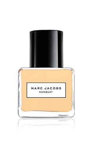 Marc Jacobs – coroczne letnie zapachy od Marc’a Jacobs’a są z niecierpliwością oczekiwane, aw tym roku będą aż trzy zapachy: Kumquat, Hibiscus i Rain. Kumkwat to pikantny, cytrusowy zapach, pomieszany z miąższem mandarynki, bergamotki i skórki pomarańczowej. 