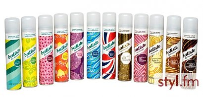 Czas na najbardziej nietypowe z rozwiązań, ale o dziwo skuteczne. Batiste zastosowany na spoconą skórę natychmiast ją wysuszy i zadziała jak dezodorant. Możesz go użyć nie tylko pod pachami, ale również spryskać plecy, dekolt, czy szyję. Jak widać, mała podręczna buteleczka jest w stanie poratować nas w niejednej podbramkowej sytuacji.