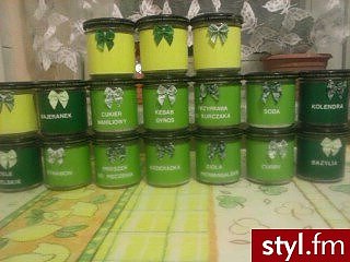 Nie masz pomysłu na nudną kuchnię? Pomaluj specjalną emalią do szkła słoiczki po ogórkach, popodpisuj i trzymaj w nich przyprawy! Jeśli chcesz zaoszczędzić jeszcze bardziej, zamiast kupować farbę, ubierz słoje w sweterki! To nie żart. Potnij starą bluzkę na drobniejsze kawałki, owiń weka i przewiąż sznurkiem. Twoja kuchnia zabłyśnie ludowym blaskiem.