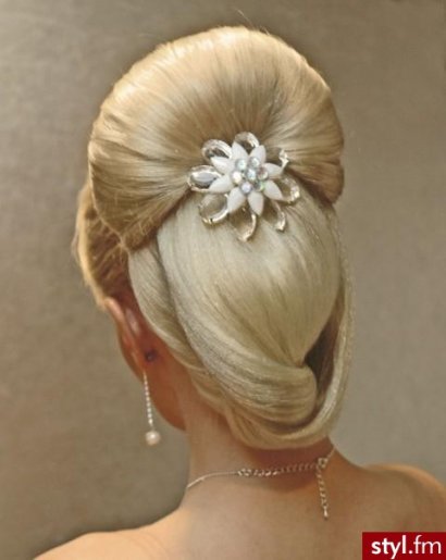 Biel dodaje blond włosom elegancji