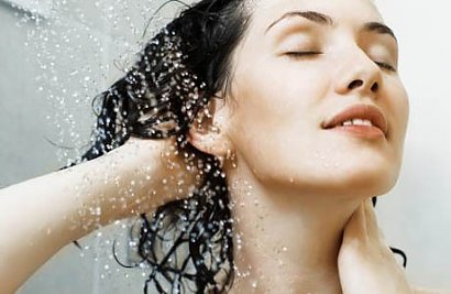 3. Myjąc włosy, unikajmy gorącej wody, która wysusza skórę głowy oraz wzmaga pracę gruczołów łojowych, odpowiadających za przetłuszczanie. Spłukując wykorzystany do mycia kosmetyk, użyjmy zimnego lub chłodnego strumienia wody. To bardzo zdrowy zabieg, dzięki któremu łuska włosa domyka się, przez co staje się gładka i lśniąca.