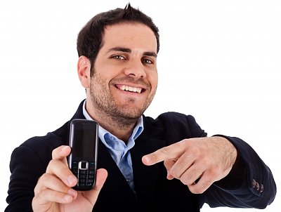 Biznesmeni załatwiający głośno swoje sprawy przez telefon. Z pewnością są one niezwykle istotne, skoro rozmawiają o nich w miejscu publicznym przez telefon.