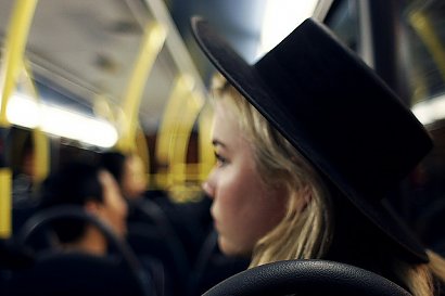 7. Ustępuje miejsca w komunikacji miejskiej. Dama nigdy nie okazuje zmęczenia tak wielkiego, by pozwolić na to, by babcia obok stała. Inaczej diwa postarza się, dając do zrozumienia, że nie jest na tyle młoda, by ustąpić komuś starszemu.