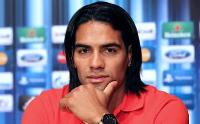 Radamel Falcao w gładkich, półdługich włosach.
