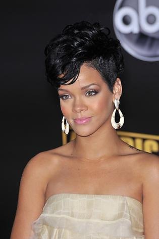 Rihanna zgoliła jeden bok, a całość objętości przeniosła na drugą stronę głowy. Ta fryzura to propozycja nie tylko dla odważnych fanek popu, ale i.. rocka!