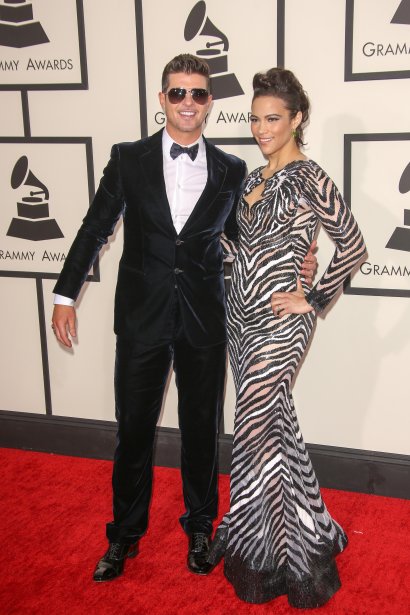 Robin Thicke postawił na klasykę, ale żeby zabezpieczyć się przed błyskiem fleszy, założył okulary przeciwsłoneczne – Giorgio Armani. Paula Patton wybrała zwierzęce wzory – Nicolas Jebran