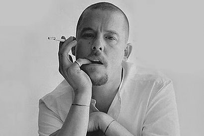 Alexander McQueen - projektant. Odebrał sobie życie w 2010 roku poprzez zażycie śmiertelnej dawki kokainy i leków, podcięcie żył i powieszenie się w garderobie. Żył 40 lat.