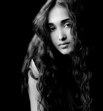 Jiah Khan - bollywoodzka aktorka. W 2013 roku w wieku 25 lat powiesiła się w rodzinnym domu.