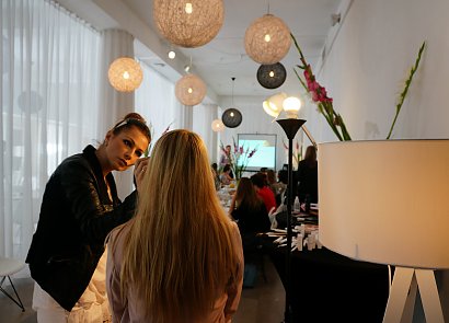 Wizażystka Agnieszka Chełmońska wykonała makijaż na modelkach