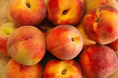BRZOSKIWNIE - bogate w witaminy z grupy B, magnez, fosfor, żelazo, potas, bor, kwas foliowy; chronią przed anemią i nowotworami, oczyszczają z toksyn, polecane podczas diet odchudzających.
