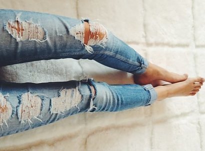 4. Jeansy -  z roku na rok moda zmienia swoje oblicze, wprowadzając coraz to nowsze, dziwaczne trendy.  Jednak dopasowane do sylwetki jeansy nie poddają się upływowi czasu i ciągle są na topie.  W połączeniu z luźnym t-shirtem – idealne są na spotkanie z przyjaciółmi, a w parze z ulubioną parą szpilek – do pracy lub na lunch w centrum miasta. Ile fasonów, tyle okazji, by stworzyć udaną stylizację z jeansami w roli głównej!
