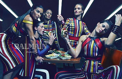 Balmain na ten sezon przedstawił nam 2 wersje reklamy wiosennej kolekcji. Jedna z nich jest pięknymn, futurystycznym obrazem ładnych kobiet ubranych w cudowne luksusowe suknie, czyli klasyczny przepis na udaną kampanię reklamową. 