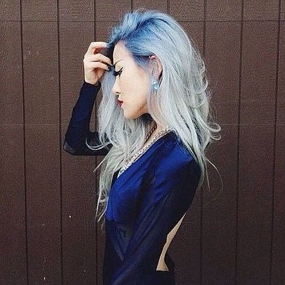 Do ciemnych włosów, farbowanych na chłodną platynę idealnie sprawdzi się ciemniejszy odcień niebieskiego.  Wygląda, jakbyś miała naturalnie niebieskie włosy.