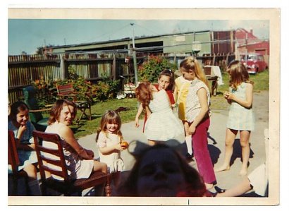 To zdjęcie zostało zrobione w 1970 roku na przyjęciu urodzinowym młodej dziewczyny. Głowa dziewczynki na dole zdjęcia, to podobno zmarła na rok przed imprezą siostra jubilatki...
