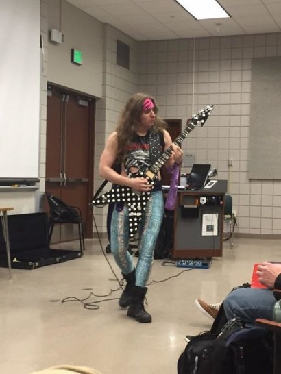 Nauczyciel od muzyki z rockowym zacięciem