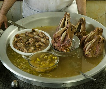Khash - Bliski Wschod, Europa Wschodnia i Turcja : To dość makabryczne ale danie składa się z duszonych krówich stóp i głow