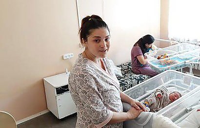 Liliya Konovalova, która ma podwójną macicę, urodziła przedwcześnie swoją córkę Liyę w wieku 25 tygodni 24 maja, a jej syn Maxim urodził się 11 tygodni później, 9 sierpnia, według danych Health Women.