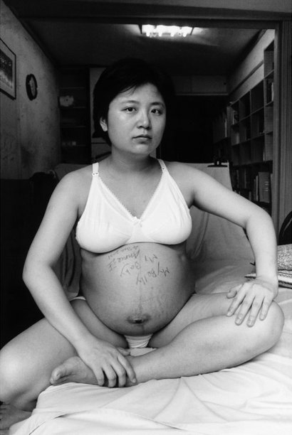 Pierwsze zdjęcie: 2001. Spokojny wyraz twarzy i niezbyt podekscytowany. Brak ubezpieczenia z powodu ciąży. Nieodwracalne zmiany wprowadzone przez ciało. Można to rozumieć jako - kobieta staje się znakiem matki.