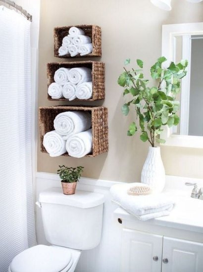 W małej łazience warto wykorzystać każdą przestrzeń - użyj wiklinowych koszyków do segregowania ręczników czy kosmetyków