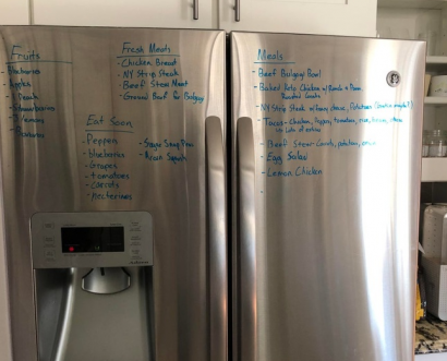Jeśli masz suchościeralny marker i metalowy front lodówki, zapisz listę posiłków, które chcesz przygotować lub listę zakupów.