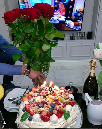 Ogromny tort z owocami, piękne kwiaty, szampan i męskie towarzystwo. Czy to był Jacek?