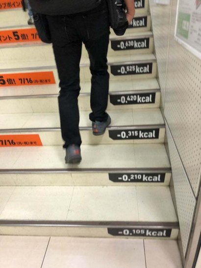 W japońskich sklepach możesz znaleźć schody, które pokazują ile spalasz kalorii