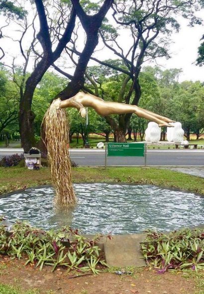 Filipińska rzeźba wychodząca z wody