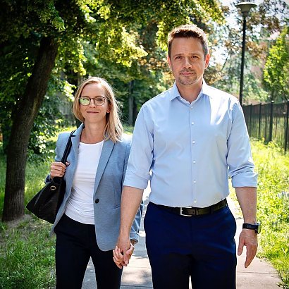 Tak Małgorzata Trzaskowska i Rafał Trzaskowski wyglądali podczas oddawania głosów. Oboje wybrali niebieskie akcenty stylizacji...