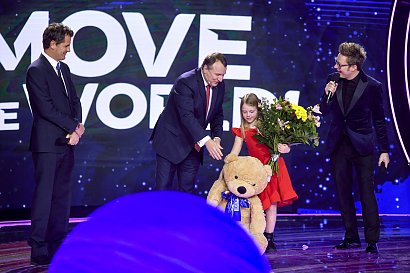Ala Tracz z prowadzącymi na Eurowizji Junior 2020. Jacek Kurski wręczył jej kwiaty i misia.