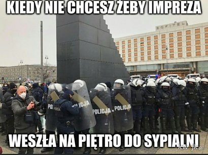 Zobacz memy z policją otaczającą pomnik smoleński!