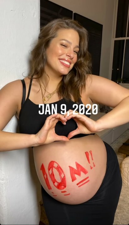 Ashley Graham rok temu została mamą! Z tej okazji podzieliła się intymnymi kadrami z okresu ciąży.