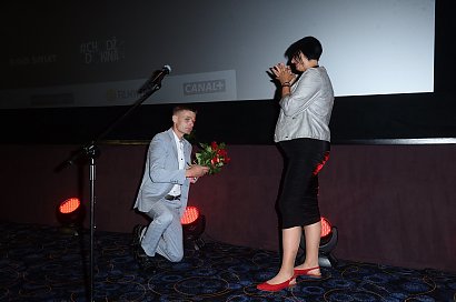 Uklęknął przed swoją partnerką, Anną Walter...