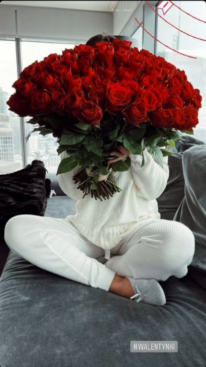 Aktorka dostała z tej okazji ogromny bukiet czerwonych róż!