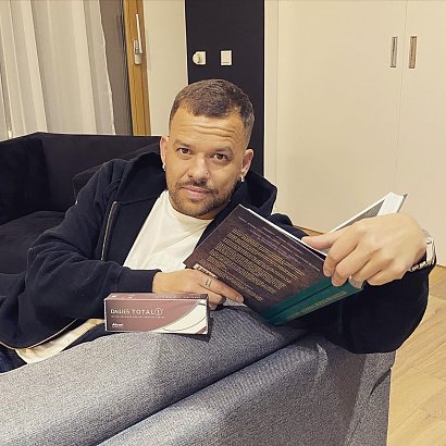 był wierny jednej fryzurze. Zdarzało się jednak czasem, że...