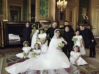 Meghan Markle w dniu swojego ślubu miała suknię ślubną zaprojektowaną przez dom mody Givenchy.