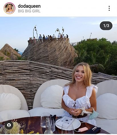 pokazała się na zdjęciu, na którym pozuje..